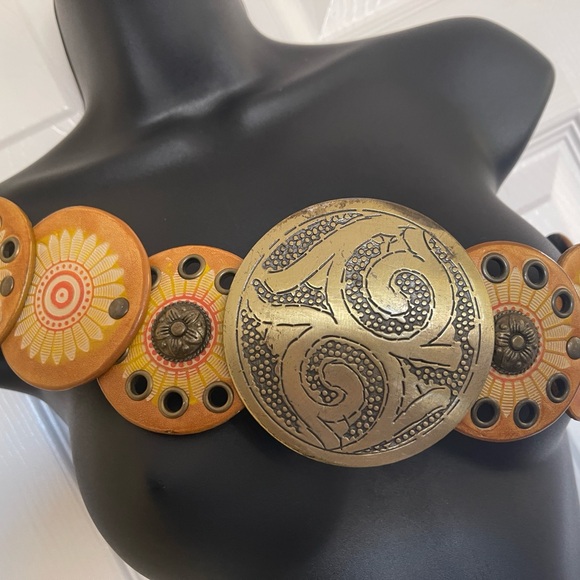 Brass buckle belt leather discs in one size. - Picture 3 of 9